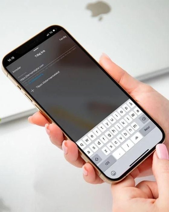 klistermærker på telefon